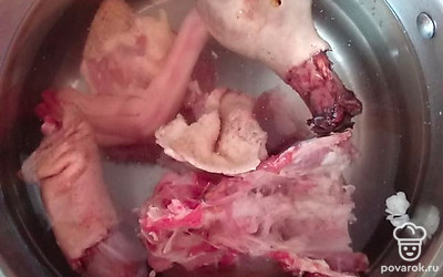 В кастрюле вирим мясо гуся на среднем огне полтора часа. Добавляем щепотку соли. 