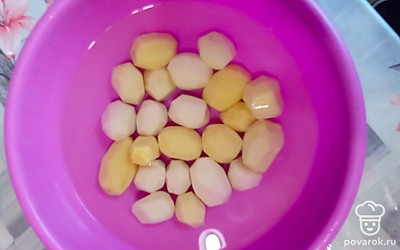 Чистим картошку. Нарезаем на кубики. 