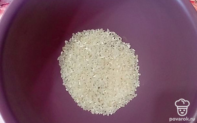 Рис промываем в воде. 