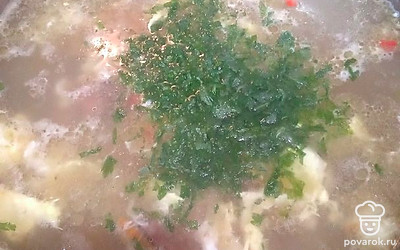 Мясо сварилось, теперь можно добавлять картошку. Через 3 минуты добавляем рис. Далее кладем готовую приправу. Она состоит из 1 лука, 1 моркови, болгарского перца, 200 мл томатного сока. Варим суп до готовности картошки. Посыпаем зеленью. 