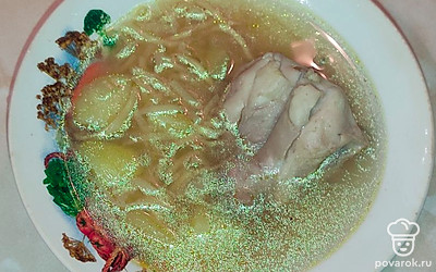 Можно подавать со свежим укропом. Укроп подайте отдельно, чтобы сохранить вкус курицы в супе.