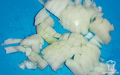 Почистите лук, нарежьте и добавьте к курице. Всыпьте соль, специи по вкусу. 
 