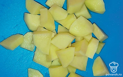 Почистите и нарежьте картошку. Добавьте её через 20 минут после закипания курицы. 