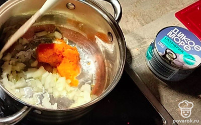 Пассеруйте лук и морковь на растительном масле. Добавьте столовую ложку муки.