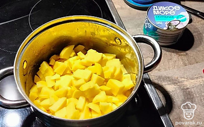 Минут через 5 выложите нарезанный картофель и перемешайте.