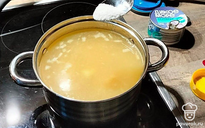 Влейте любой бульон, можно и воды. Доведите до кипения. Добавьте соль, перец, лавровый лист. Варите 20 минут.