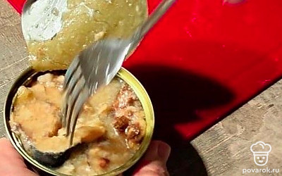 Разомните вилкой консервированную рыбу из банки. Добавьте в суп. Варите еще 10минут.