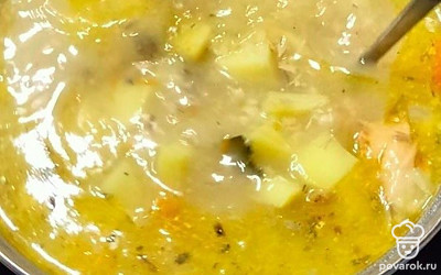 Перемешивайте суп время от времени.