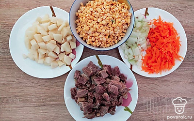 Достаньте мясо и процедите бульон, а мясо порежьте на кусочки. Вскипятите очищенный бульон, верните говядину, добавьте горох и нарезанный кубиками картофель.