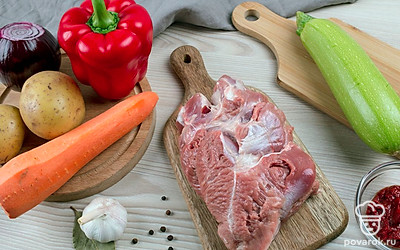 Приготовьте необходимые ингредиенты. Овощи помойте. Лук, морковь, картошку, чеснок почистите. Мясо хорошо промойте под холодной проточной водой.