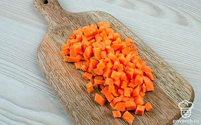 Морковь и кабачок порежьте кубиками, Лук и чеснок порежьте мелко. Перец разрежьте пополам и удалите семена. Мякоть порежьте кубиками.