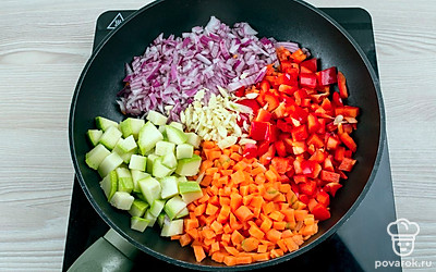 Сковороду поставьте на огонь, добавьте масло и овощи. Тушите овощи до готовности. За 5 минут до готовности посолите и добавьте томатную пасту.