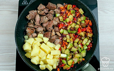 В сковороде соедините все подготовленные ингредиенты. Мясо, тушеные овощи, картошку.