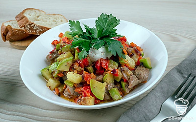 Все аккуратно перемешайте, поперчите добавьте лавровый лист.