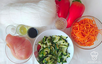 Куриное филе промойте и нарежьте соломкой не сильно крупно. Болгарский перец промойте и нарежьте также тонкой соломкой. Замороженные кабачки оставьте оттаять буквально минут на 20.