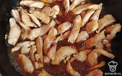 На разогретую сковородку вылейте немного масла и обжарьте кусочки курицы около 7 минут до золотистой корочки или до готовности, постоянно помешивая. Туда же вылейте соевый соус и тушите мясо в нем, пока вся жидкость не испарится.