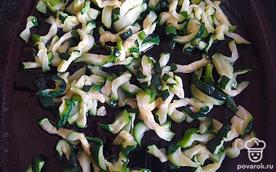 В отдельной сковороде обжарьте на масле кабачок в течение 4-5 минут. Посыпьте сверху щепоткой соли и перемешайте. Выложите в отдельную пиалу. Фунчозу залейте кипятком и оставьте на 4 минут.