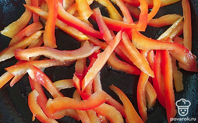 Болгарский перец также обжарьте на масле на среднем огне около 5 минут и тоже посолите. В отдельную посуду выложите корейскую морковку, курочку, болгарский перец и жаренные кабачки.