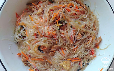 Слейте с лапши воду и добавьте к овощам. Все хорошо перемешайте и горячую лапшу выложите на тарелку. Посыпьте фунчозу кунжутом и подавайте на стол.