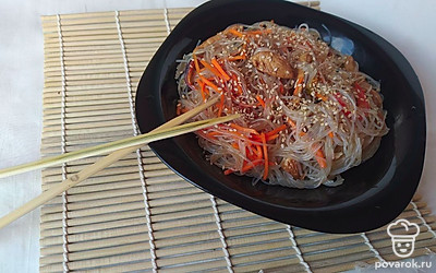 Чтобы эффектно подать франчозу, возьмите глубокую тарелку и аккуратно выложите пару ложек лапши с овощами по середине. Посыпьте все мелко нарезанной зеленью. Полейте овощным бульоном, которая образовалась в сковородке. По желанию налейте соевый соус в соусницу и наложите на стол.