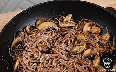 Тушите лапшу около 5 минут. Периодически помешивая.