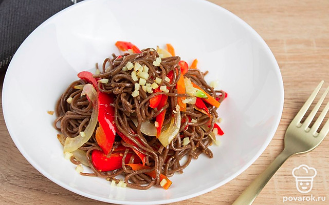 Соба с овощами в ореховом соусе — Рецепт с фото