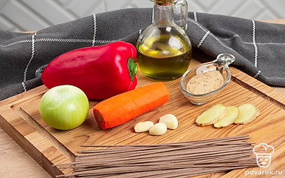 Приготовьте необходимые ингредиенты. Перец помойте и удалите семена. Морковь, лук и чеснок почистите. Имбирь нарежьте тонкими пластинками.
