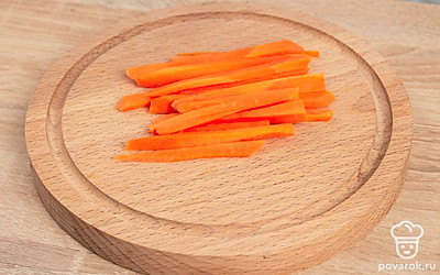 В воде сварите лапшу. Как будет готова, слейте жидкость. Морковь и перец нарежьте тонкими полосками. Лук полукольцами, а чеснок мелко.