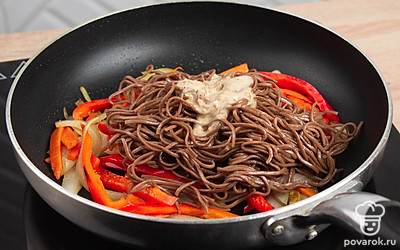 На огонь поставьте сковороду, как разогреется, добавьте масло и чеснок. Затем морковь и лук. Тушите 7-10 минут, затем добавьте перец и тушите до готовности овощей