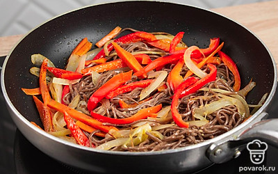 Далее добавьте лапшу и ореховый соус и тщательно перемешайте. Продолжайте тушить около 5 минут