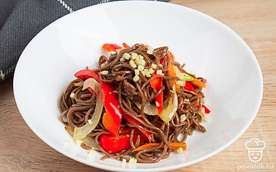 Блюдо переложите в тарелку и сверху посыпьте мелко порезанным имбирем.