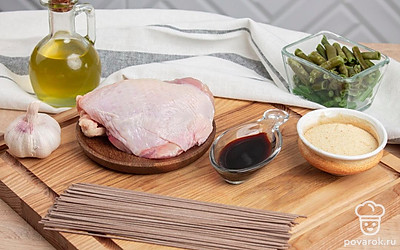 Очистите два зубчика чеснока. Разморозьте зеленую фасоль.