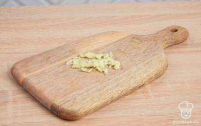 Чеснок продавите в чеснокодавке или нарежьте мелким кубиком.