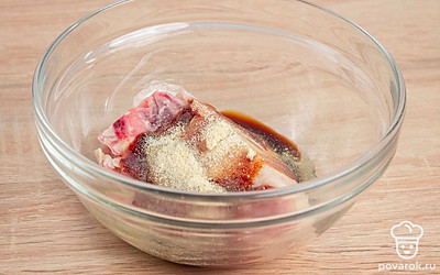 В миску положите куриное бедро. Добавьте половину соевого соуса, тростниковый сахар, чеснок. Равномерно распределите ингредиенты по берду. Дайте бедру постоять в маринаде около 20-30 минут.