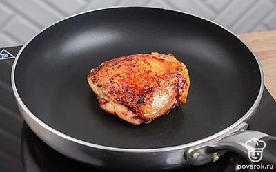 Влейте на сковороду половину растительного масла. Обжарьте бедро на среднем огне с двух сторон до образования хрустящей корочки.