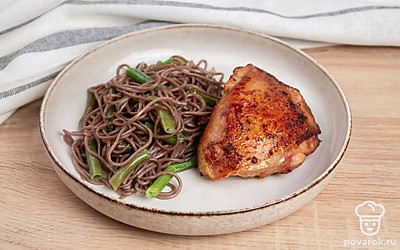 Переложите блюдо в порционную тарелку. Подавайте лапшу в горячем виде. Приятного аппетита!