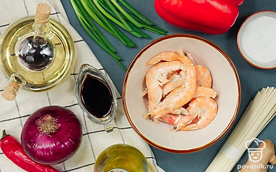 Подготовьте продукты для рамена с креветками. Почистите креветки, имбирь, лук, сладкий и острый перец. Имбирь, репчатый и зеленый лук мелко порубите. Перец нарежьте соломкой. Совет: Обязательно удалите из сладкого перца белые прожилки, они придают горечь.