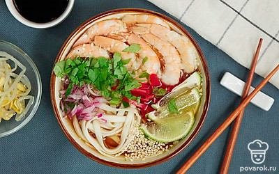 Разложите готовый рамен с креветками по тарелкам, посыпьте кинзой и кунжутом, подавайте к столу.