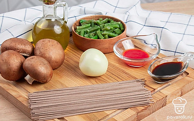 Очистите луковицу от шелухи. Промойте грибы под холодной водой. Разморозьте зеленую фасоль.