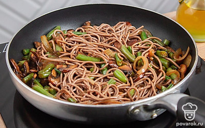 В сковороду добавьте отваренную лапшу и соус шрирача. Обжаривайте около 2-х минут, постоянно перемешивая.