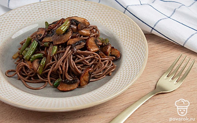 Переложите блюдо в порционную тарелку. Подавайте лапшу в горячем виде. Приятного аппетита!