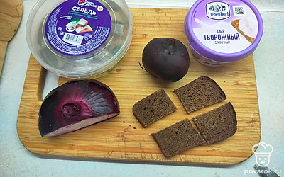 Подготовьте все ингредиенты. Свеклу отварите до готовности и остудите. 