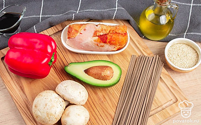 Убедитесь, что у вас есть все продукты в нужном количестве. Заранее хорошо промойте болгарский перец, авокадо и шампиньоны Удалите косточку из авокадо.