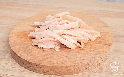 Нарежьте шампиньоны, болгарский перец, авокадо и курицу.