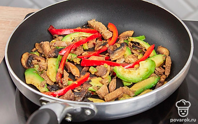 Вылейте на сковороду оливковое масло. Выложите на нее шампиньоны, курицу, авокадо и болгарский перец . Обжарьте ингредиенты в течении 10-15 минут на среднем огне.