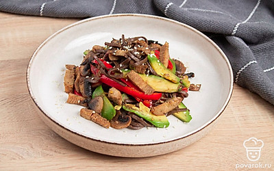 Соба с копченой куриной грудкой авокадо и шампиньонами почти готова, осталось добавить кунжут и подавать на стол.