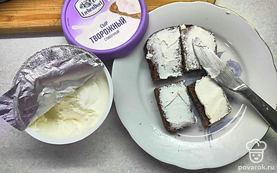 Хлеб нарежьте, смажьте каждый ломтик творожным сыром. 