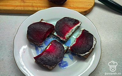 Свеклу нарежьте тонкими дольками и выложите на бутерброды. 