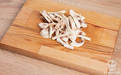 Шампиньоны нарежьте на дольки. Морковь и имбирь натрите на крупной терке. Лук нарежьте полукольцами. Чеснок нарежьте на дольки. Острый зеленый стручковый перец нарежьте кольцами, семена удалите. На порцию используйте 2-3 колечка, чтобы блюдо не получилось чересчур острым.