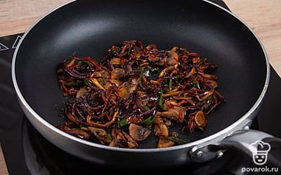 На раскаленную сковороду налейте оливковое масло. Обжарьте лук в течении пары минут и добавляйте морковь, чеснок, имбирь, зеленый перец и шампиньоны. Обжаривайте на высоком огне 5-7 минут, постоянно перемешивая. Влейте соевый соус.